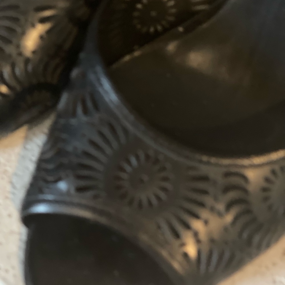 Black Peep-toe with laser cut design - Picture 4 of 5